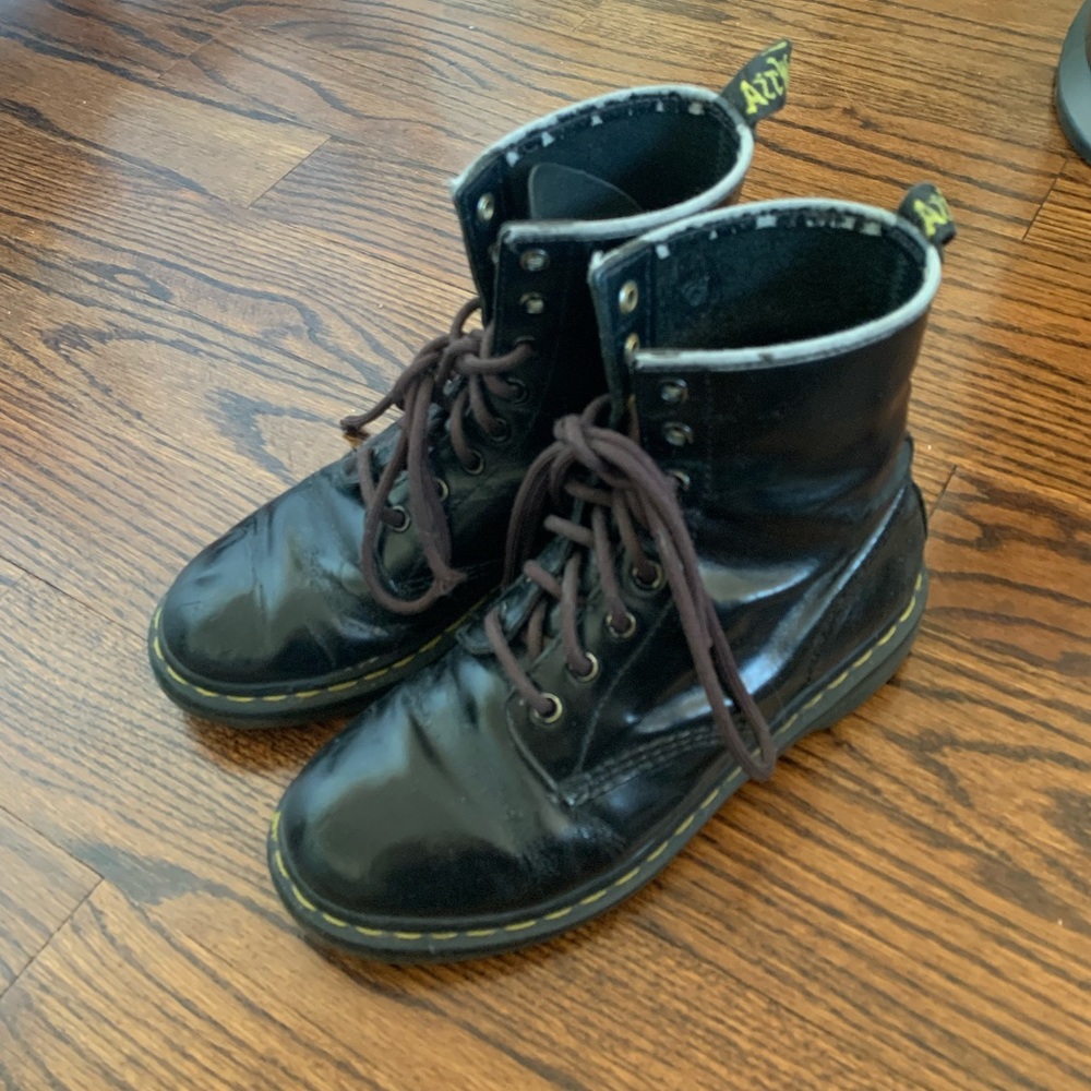 used Classic Doc Martens With Brown Laces 7.5 - Picture 5 of 6